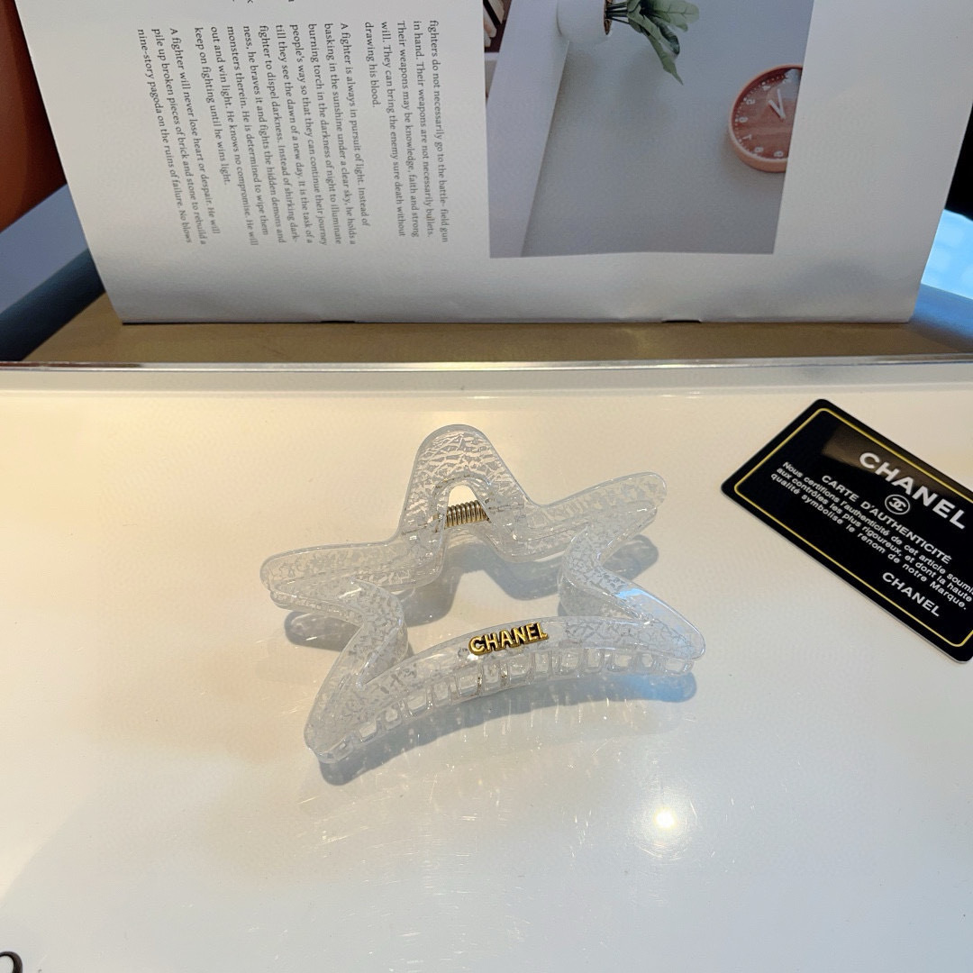 配包装
CHANEL（香奈儿）新款手工五角星形网红抓夹，高级感字母简约复古发夹原单货，潮流时尚百搭款！