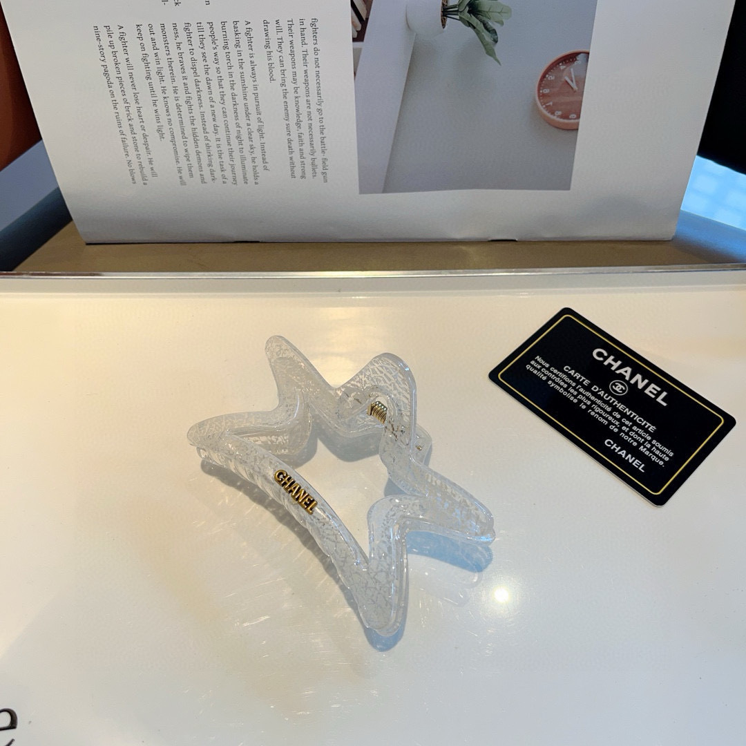 配包装
CHANEL（香奈儿）新款手工五角星形网红抓夹，高级感字母简约复古发夹原单货，潮流时尚百搭款！