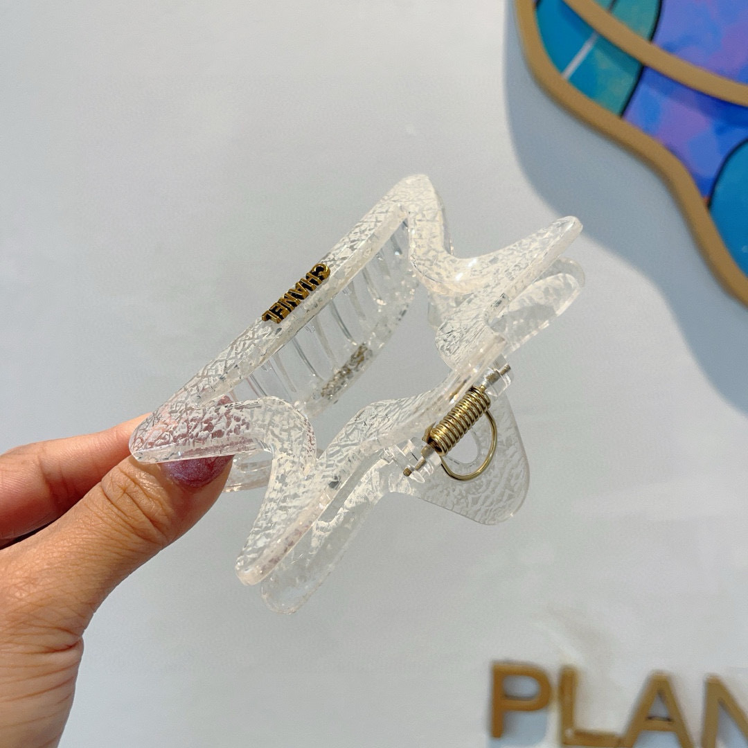 配包装
CHANEL（香奈儿）新款手工五角星形网红抓夹，高级感字母简约复古发夹原单货，潮流时尚百搭款！