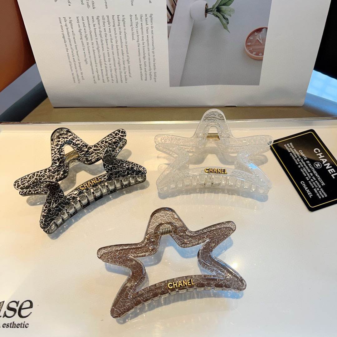 配包装
CHANEL（香奈儿）新款手工五角星形网红抓夹，高级感字母简约复古发夹原单货，潮流时尚百搭款！