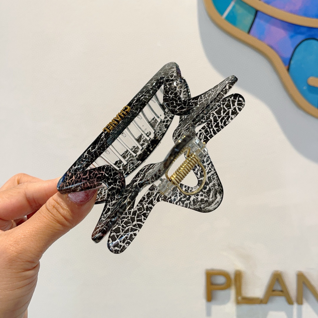 配包装
CHANEL（香奈儿）新款手工五角星形网红抓夹，高级感字母简约复古发夹原单货，潮流时尚百搭款！