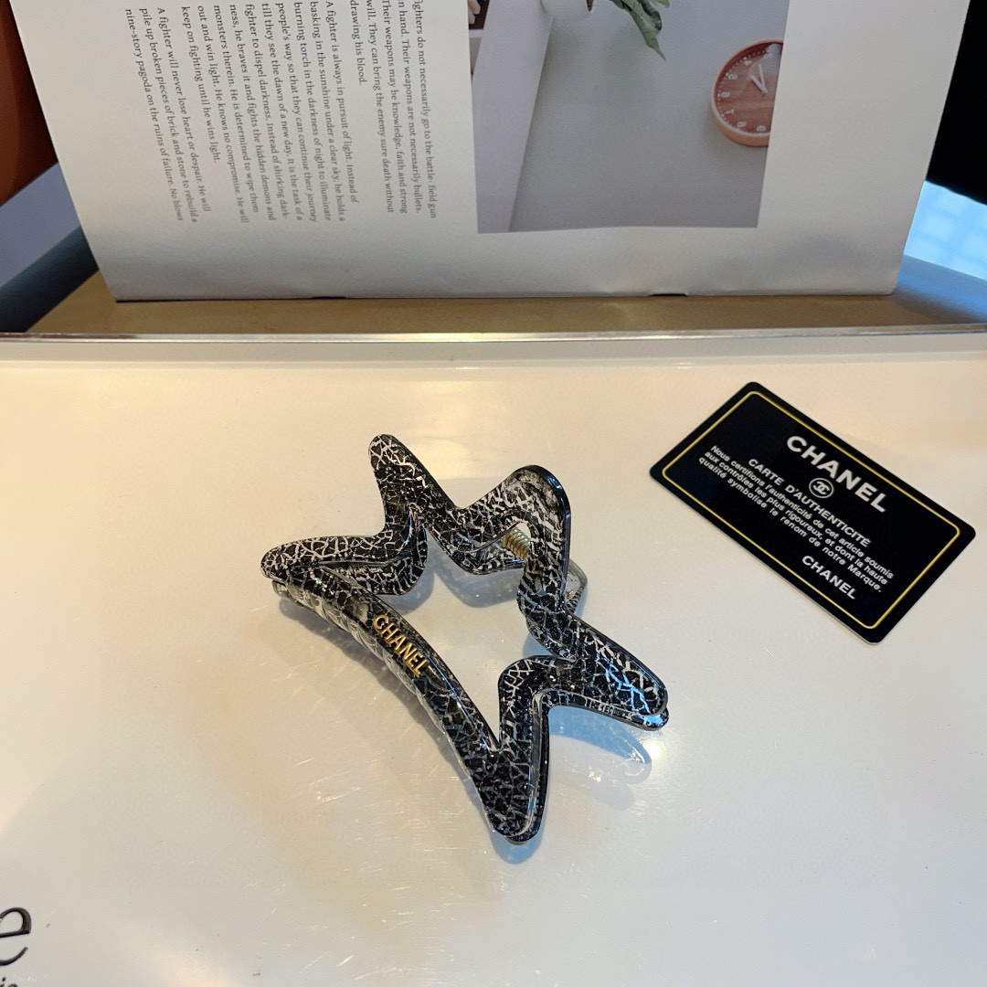 配包装
CHANEL（香奈儿）新款手工五角星形网红抓夹，高级感字母简约复古发夹原单货，潮流时尚百搭款！