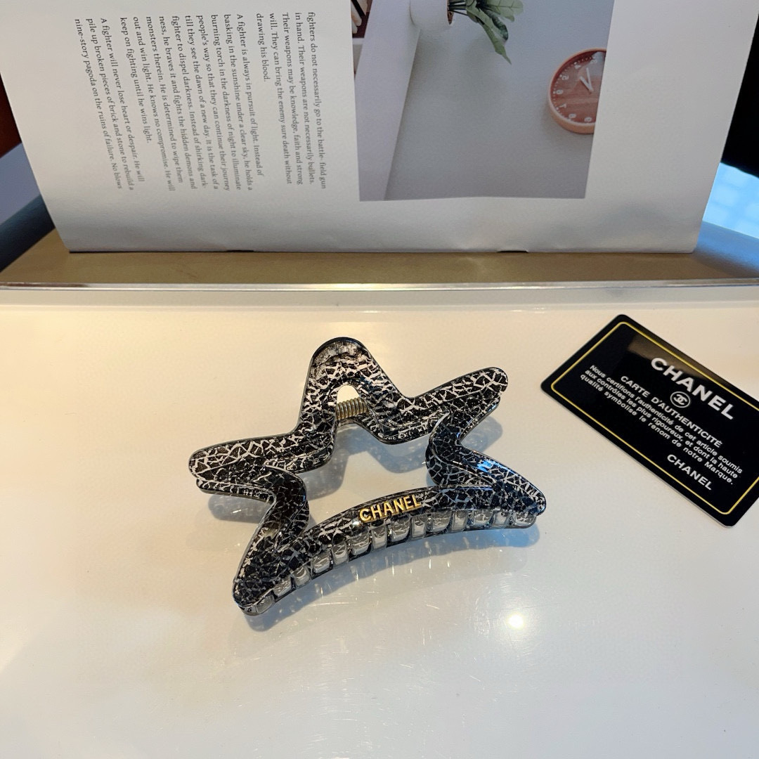 配包装
CHANEL（香奈儿）新款手工五角星形网红抓夹，高级感字母简约复古发夹原单货，潮流时尚百搭款！