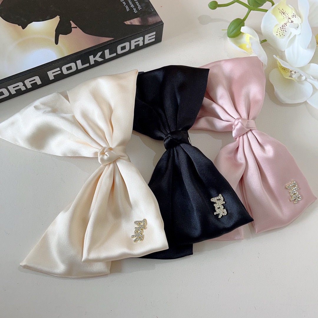 配包装
Dior （迪奥）明星同款蝴蝶结发夹 缎面材质弹弓夹 网红推荐款♥ 经典蝴蝶结头饰，超级百搭哦！