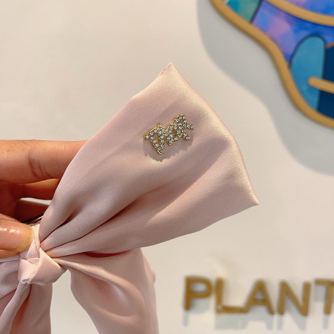 配包装
Dior （迪奥）明星同款蝴蝶结发夹 缎面材质弹弓夹 网红推荐款♥ 经典蝴蝶结头饰，超级百搭哦！