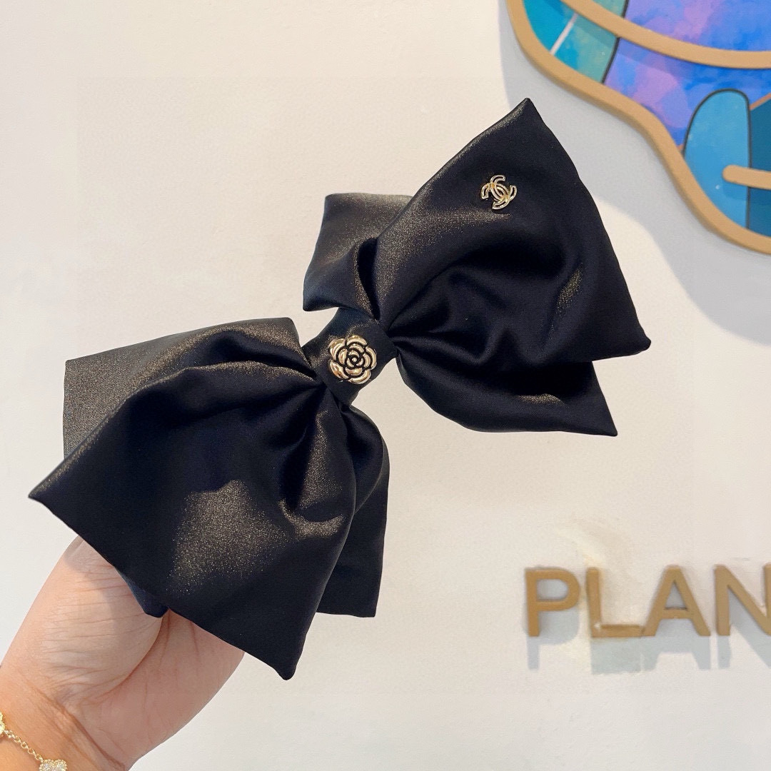 配包装
CHANEL （香奈儿）明星同款蝴蝶结山茶花发夹 弹弓夹 网红推荐款♥ 经典蝴蝶结头饰，超级百搭