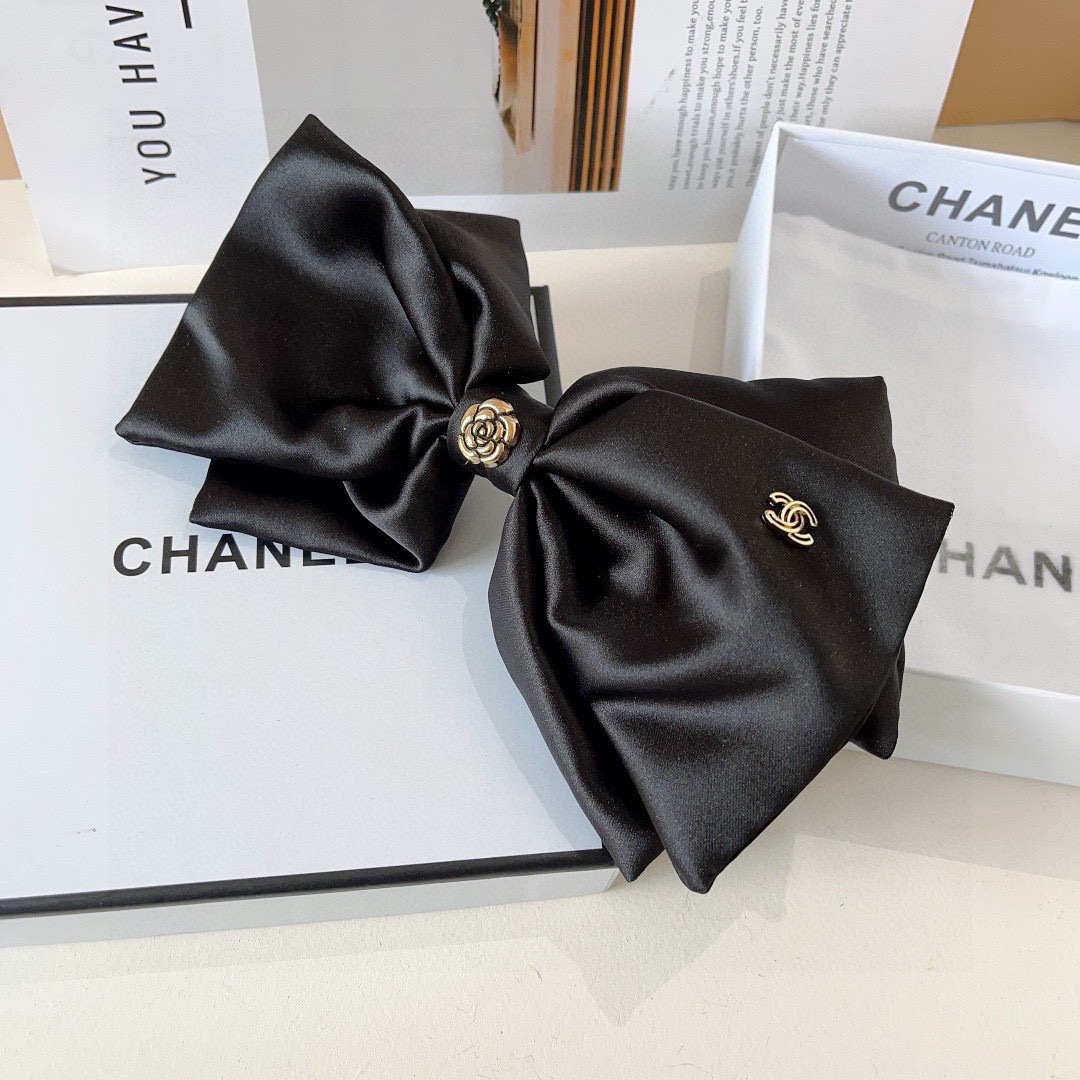 配包装
CHANEL （香奈儿）明星同款蝴蝶结山茶花发夹 弹弓夹 网红推荐款♥ 经典蝴蝶结头饰，超级百搭