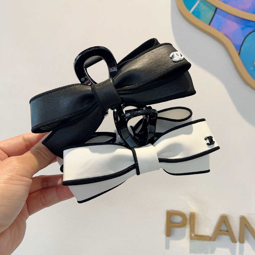 配包装
CHANEL（香奈儿） 新款复古皮质抓夹 鸭嘴夹发夹，经典字母logo弹簧夹， 超精致，转图必爆