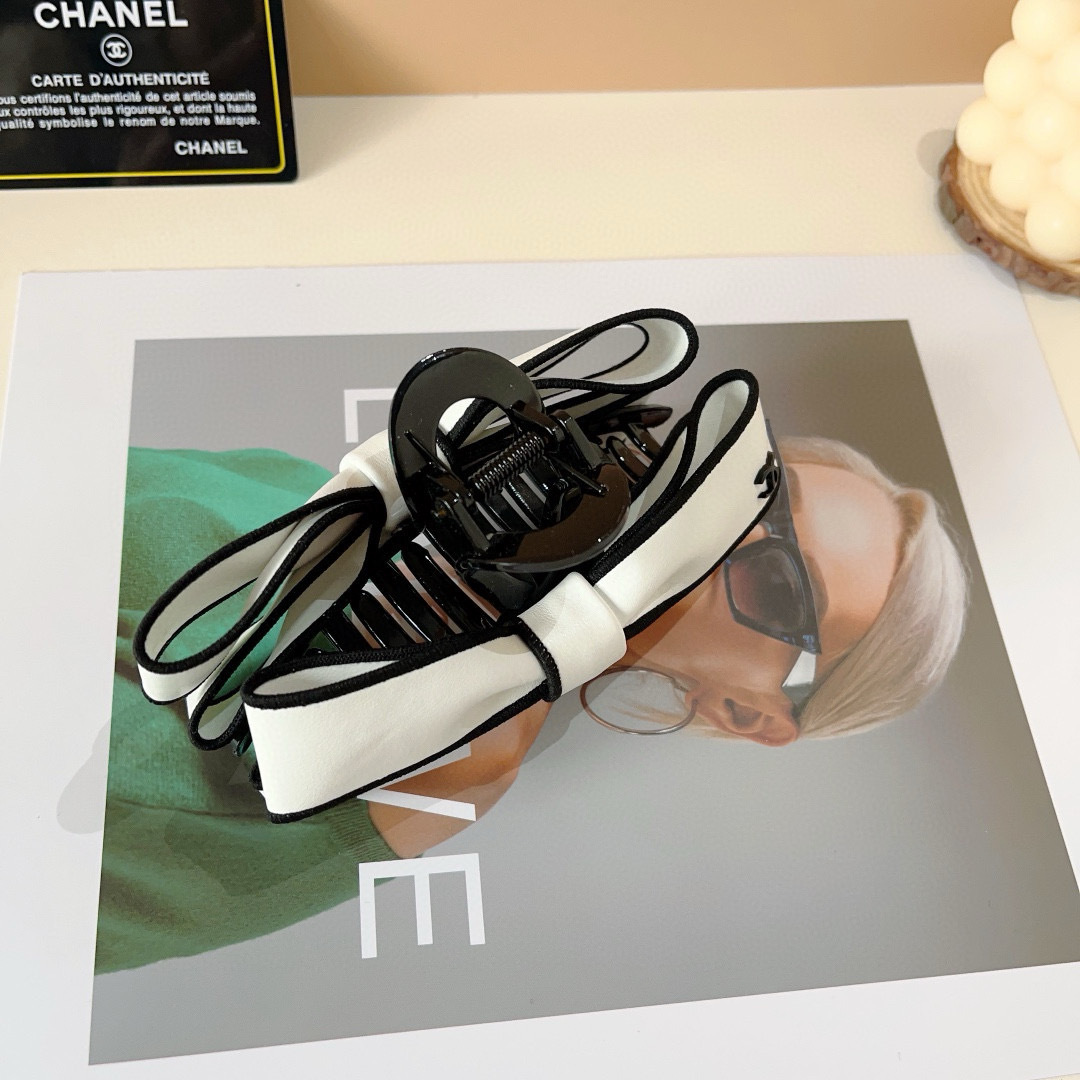配包装
CHANEL（香奈儿） 新款复古皮质抓夹 鸭嘴夹发夹，经典字母logo弹簧夹， 超精致，转图必爆