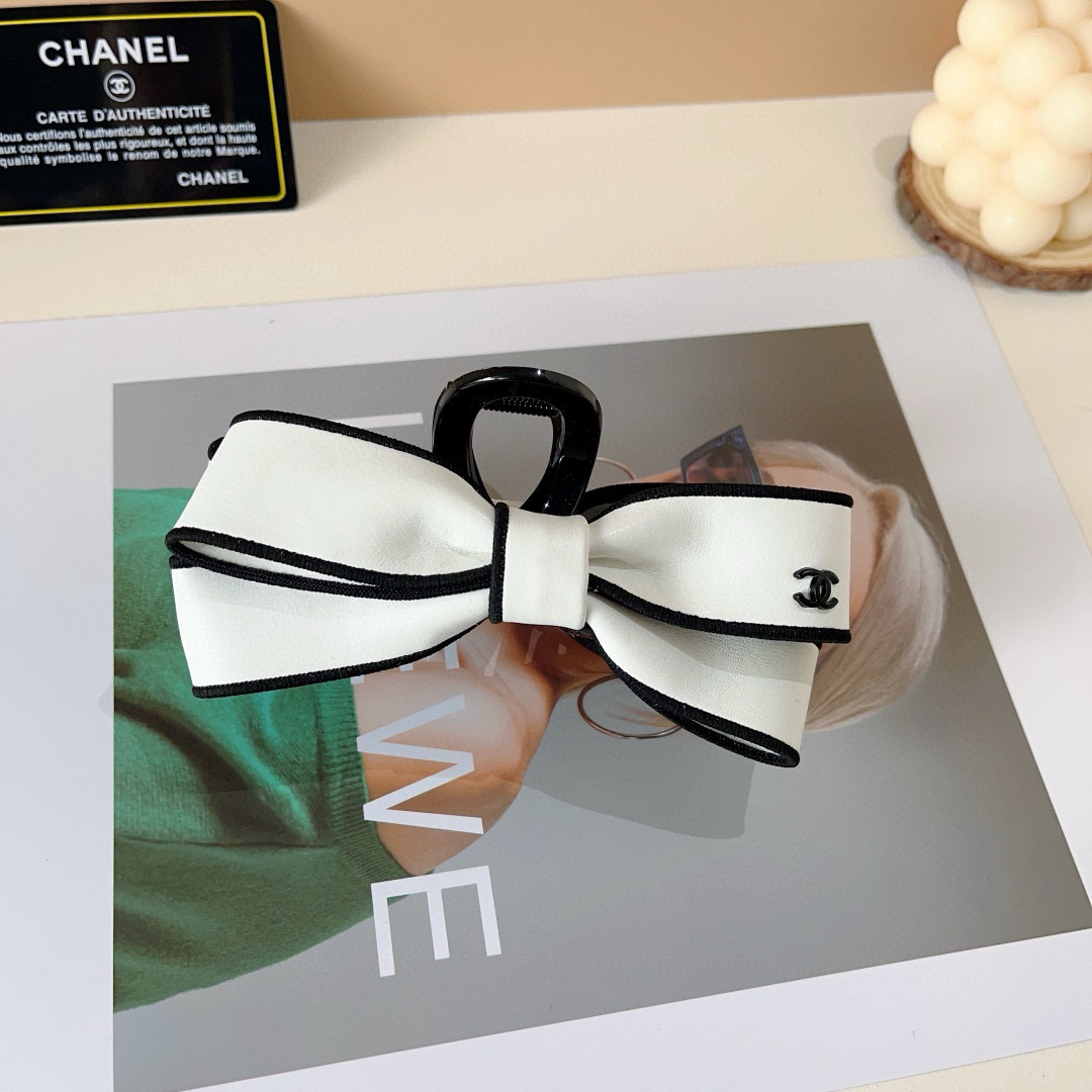 配包装
CHANEL（香奈儿） 新款复古皮质抓夹 鸭嘴夹发夹，经典字母logo弹簧夹， 超精致，转图必爆