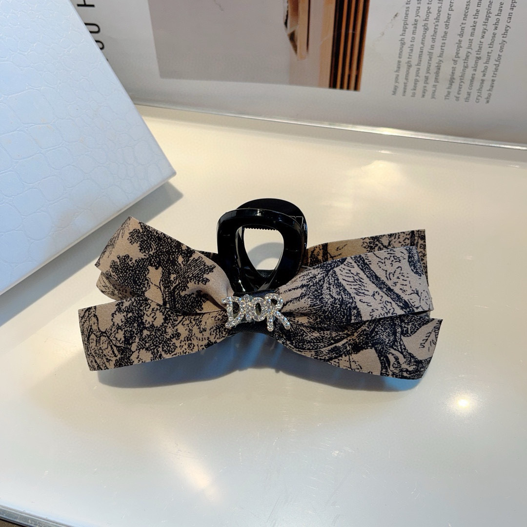 配包装
Dior （迪奥） 欧美新款潮流抓夹鸭嘴夹，明星同款 女神必备单品，非常百搭，时尚发夹， 戴上它
