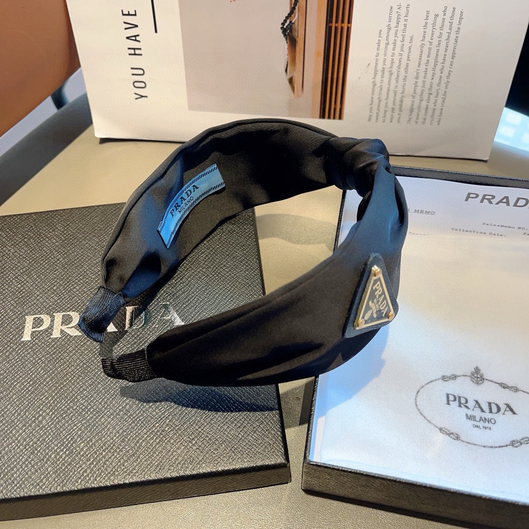配包装
PRADA （普拉达） 倒三角新款潮流字母发箍。气质女神必备单品，非常百搭，时尚潮流， 戴上它满