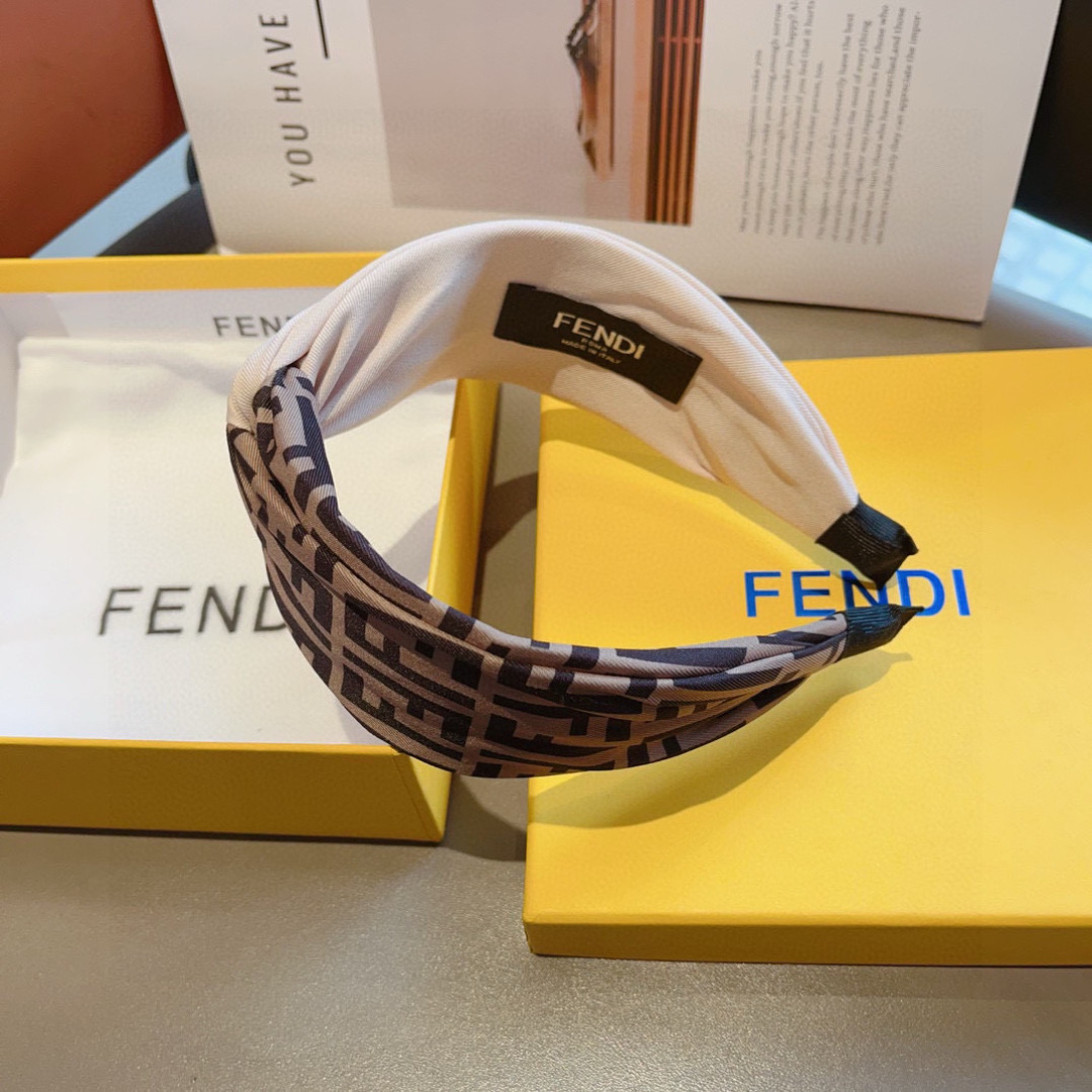 配包装
FENDI 芬迪 火爆新款发箍，复古头箍，简约百搭，潮女必备品，超级的高大上！
