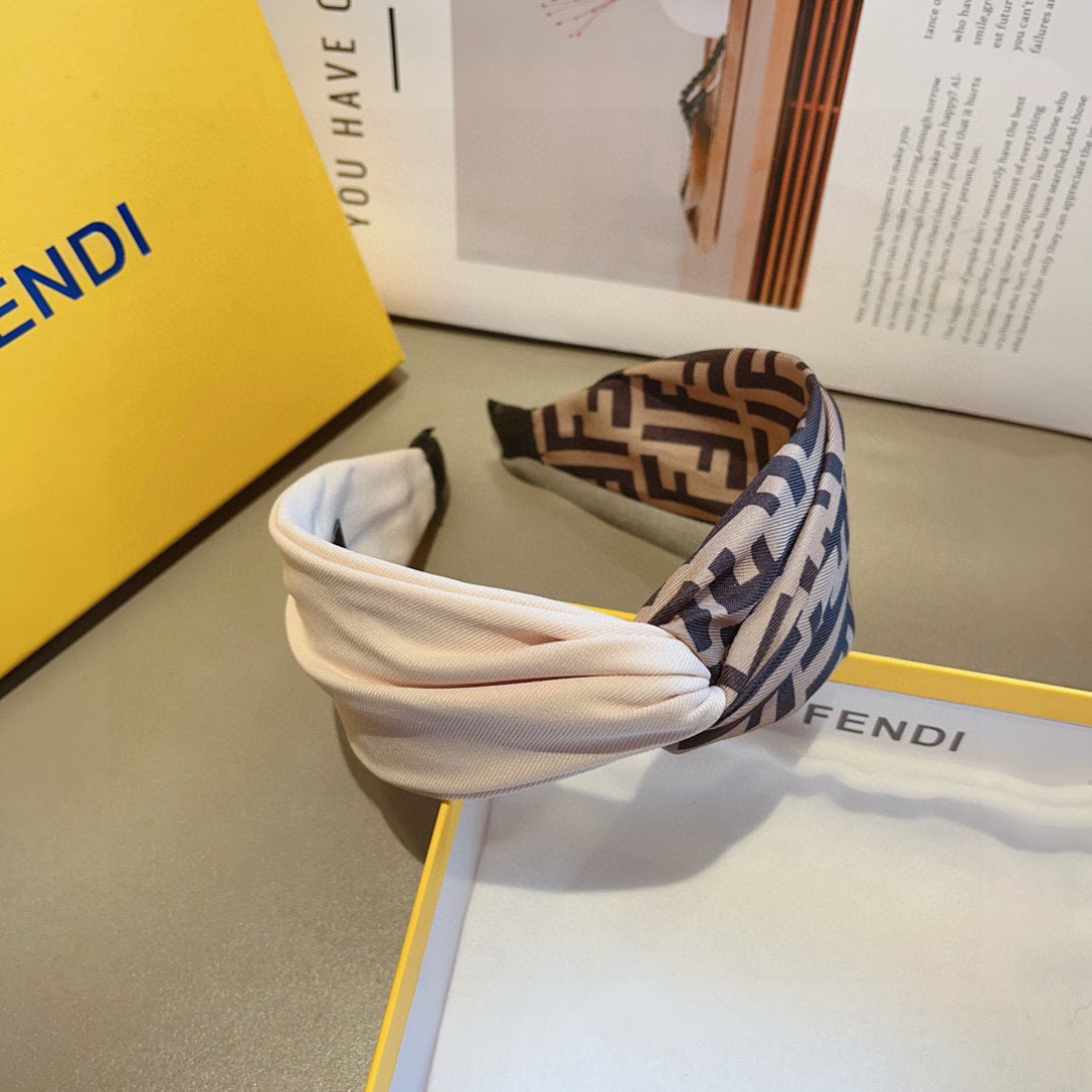 配包装
FENDI 芬迪 火爆新款发箍，复古头箍，简约百搭，潮女必备品，超级的高大上！