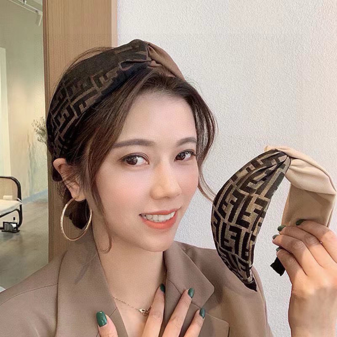 配包装
FENDI 芬迪 火爆新款发箍，复古头箍，简约百搭，潮女必备品，超级的高大上！