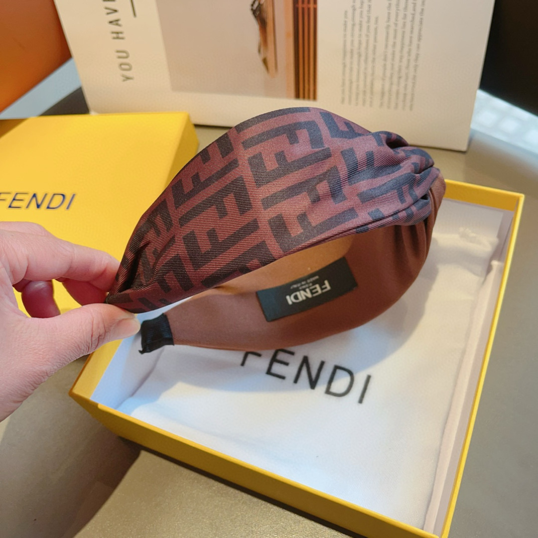 配包装
FENDI 芬迪 火爆新款发箍，复古头箍，简约百搭，潮女必备品，超级的高大上！
