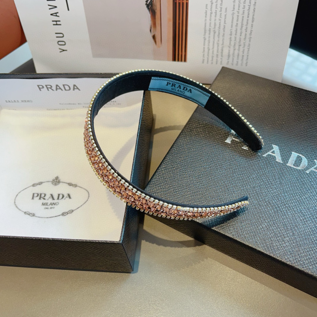 配包装
PRADA （普拉达） 欧美新款潮流色彩贴钻发箍，明星同款 女神必备单品，非常百搭，时尚潮流， 