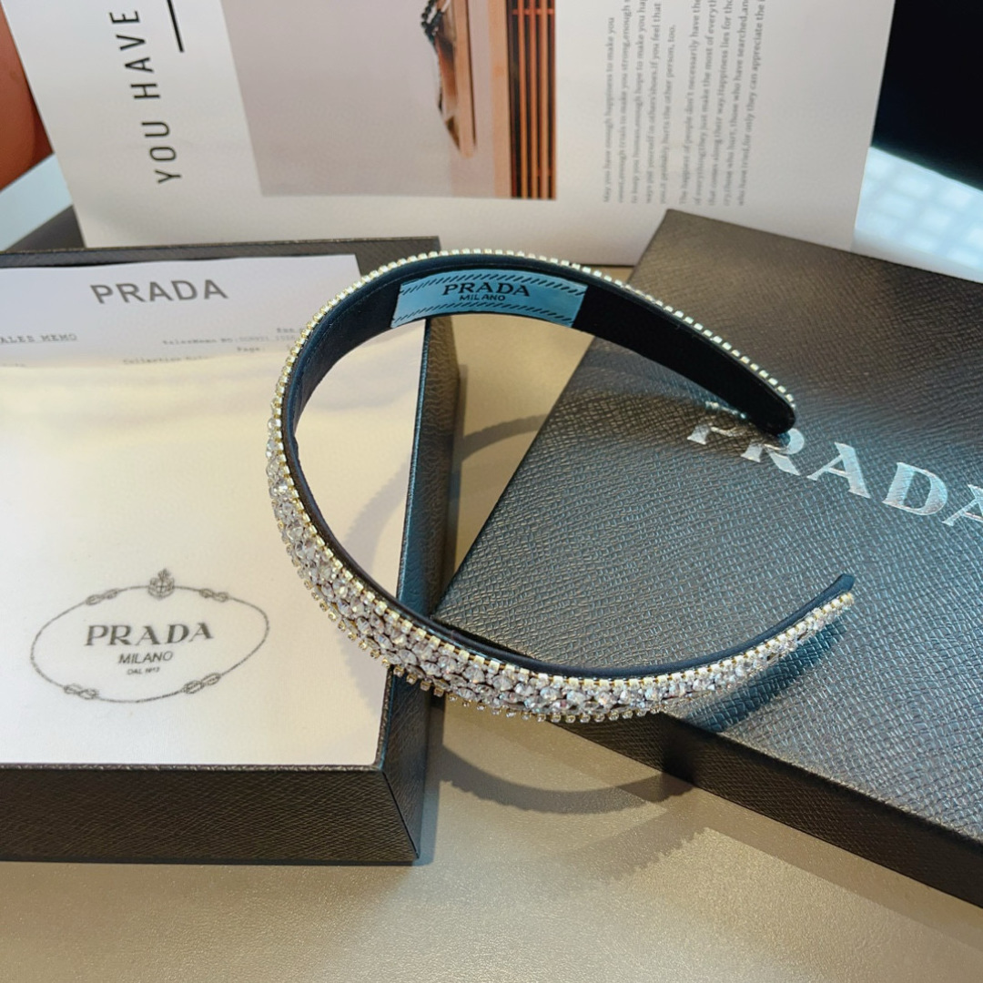 配包装
PRADA （普拉达） 欧美新款潮流色彩贴钻发箍，明星同款 女神必备单品，非常百搭，时尚潮流， 