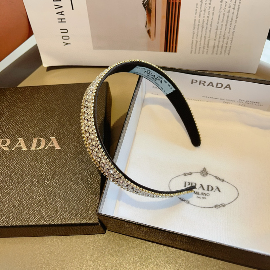 配包装
PRADA （普拉达） 欧美新款潮流色彩贴钻发箍，明星同款 女神必备单品，非常百搭，时尚潮流， 