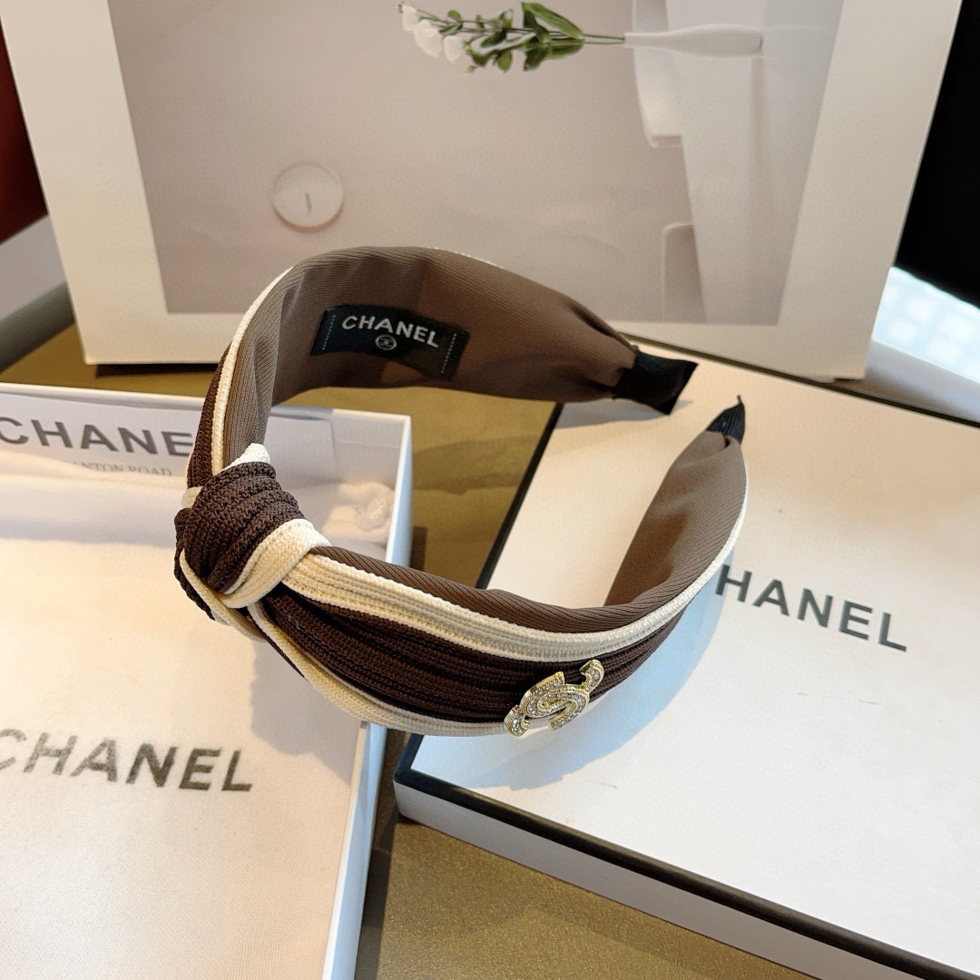 配包装
CHANEL（香奈儿）最新款小香秋冬款发箍，复古头箍，网红爆款推荐 超精致，时尚百搭！
