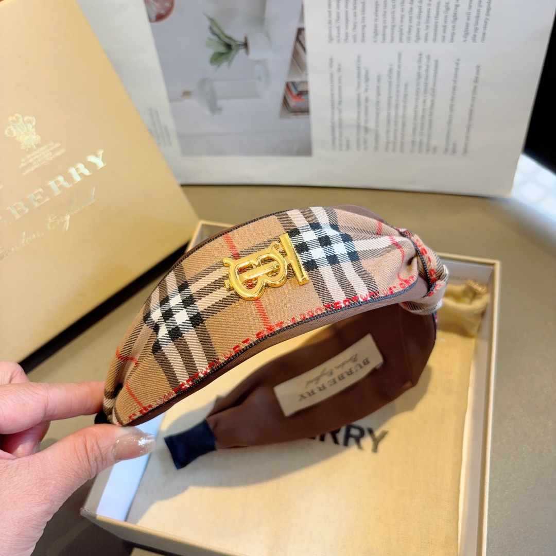 配包装
巴宝莉BURBERRY 新款宽版发箍🎀细节全部实拍！非常耐看又百搭、适合各种场合搭配！