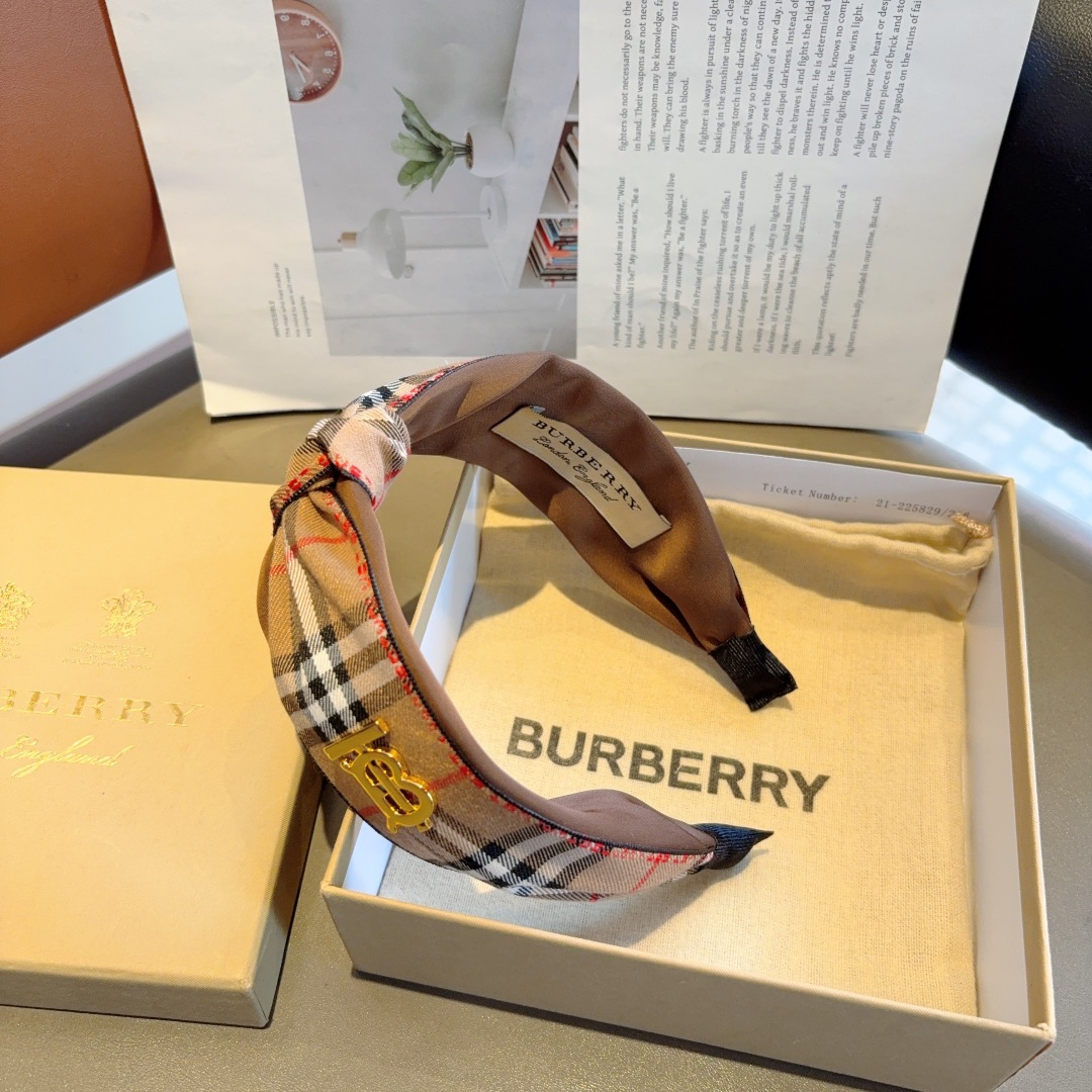 配包装
巴宝莉BURBERRY 新款宽版发箍🎀细节全部实拍！非常耐看又百搭、适合各种场合搭配！