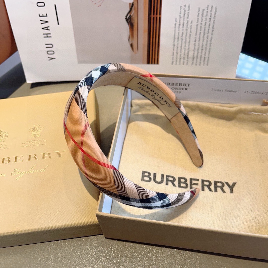 配包装
巴宝莉BURBERRY 新款发箍，客供面料 🎀细节全部实拍！非常耐看又百搭、适合各种场合搭配！