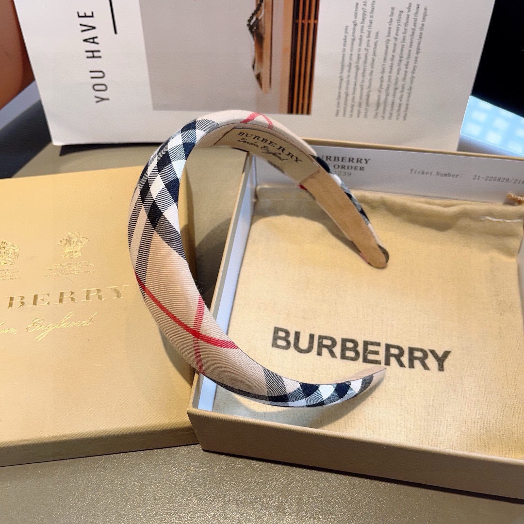 配包装
巴宝莉BURBERRY 新款发箍，客供面料 🎀细节全部实拍！非常耐看又百搭、适合各种场合搭配！
