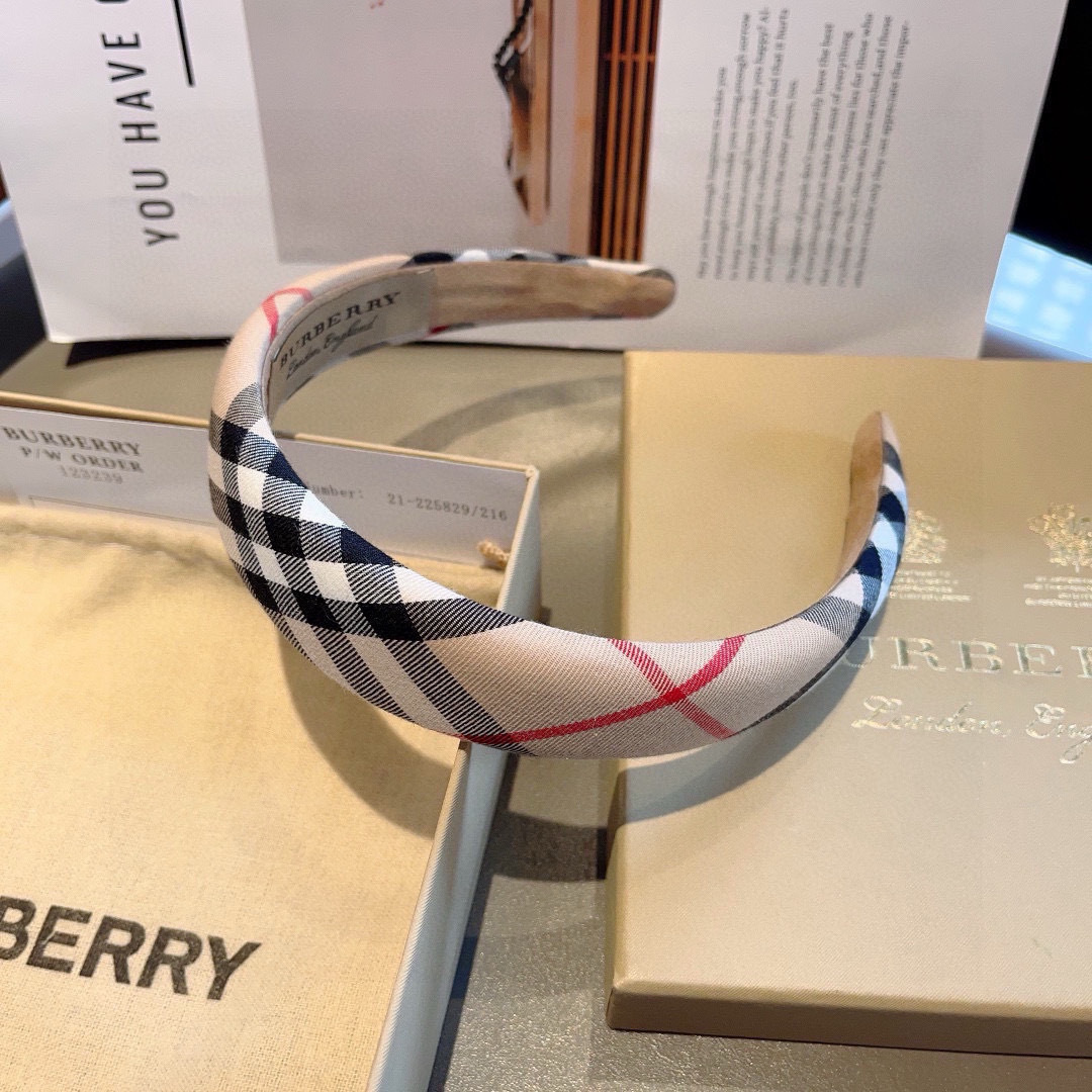 配包装
巴宝莉BURBERRY 新款发箍，客供面料 🎀细节全部实拍！非常耐看又百搭、适合各种场合搭配！