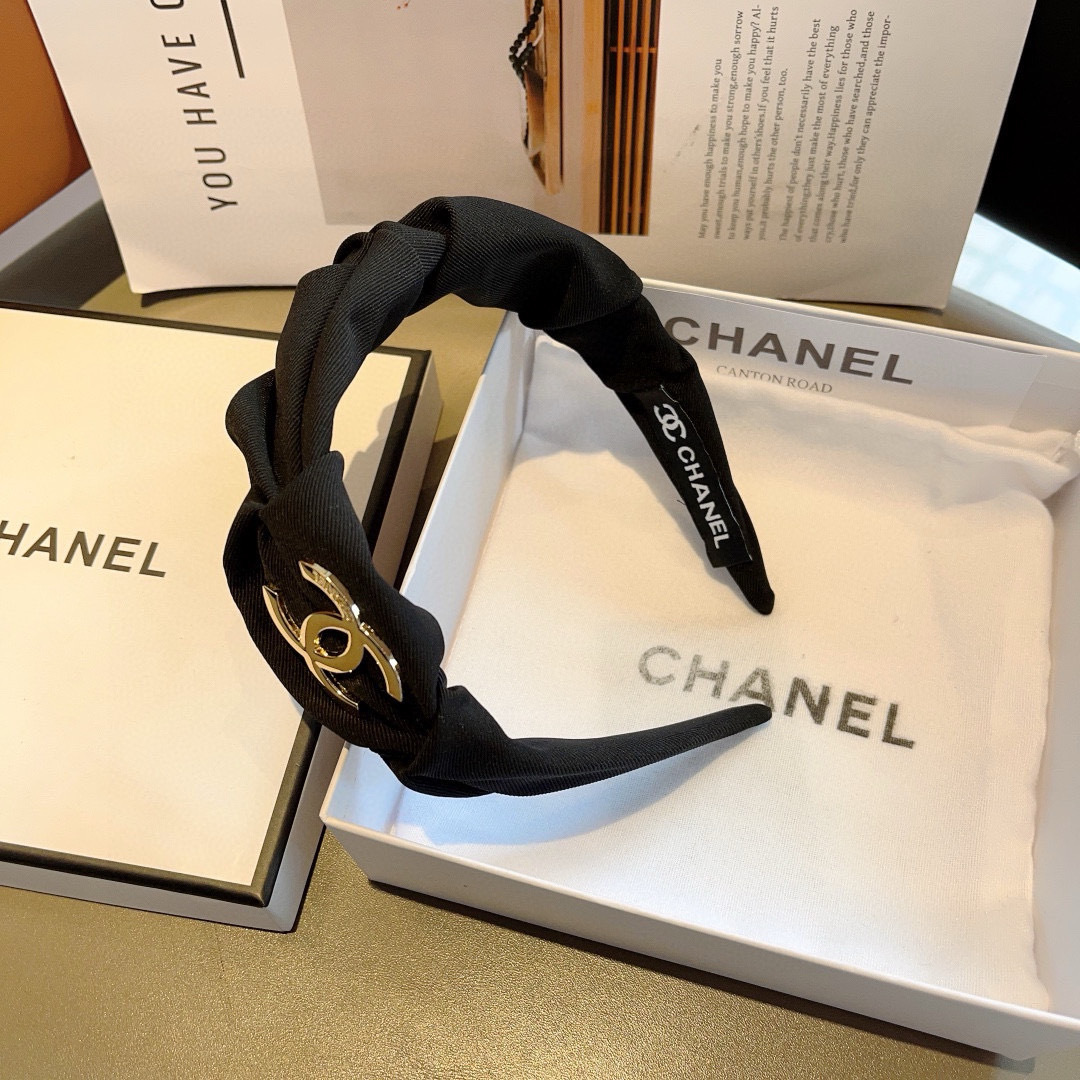 配包装
CHANEL（香奈儿）最新款小香发箍，新品巨显脸小头箍，网红爆款推荐 搭配高端双Ｃlogo ，超