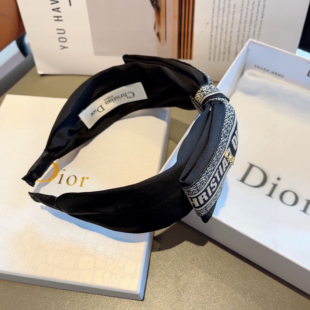 配包装
Dior（迪奥） 火爆新款蝴蝶结发箍,专柜原单货，让你的魅力绽放 清新淑女范让时尚更简单。