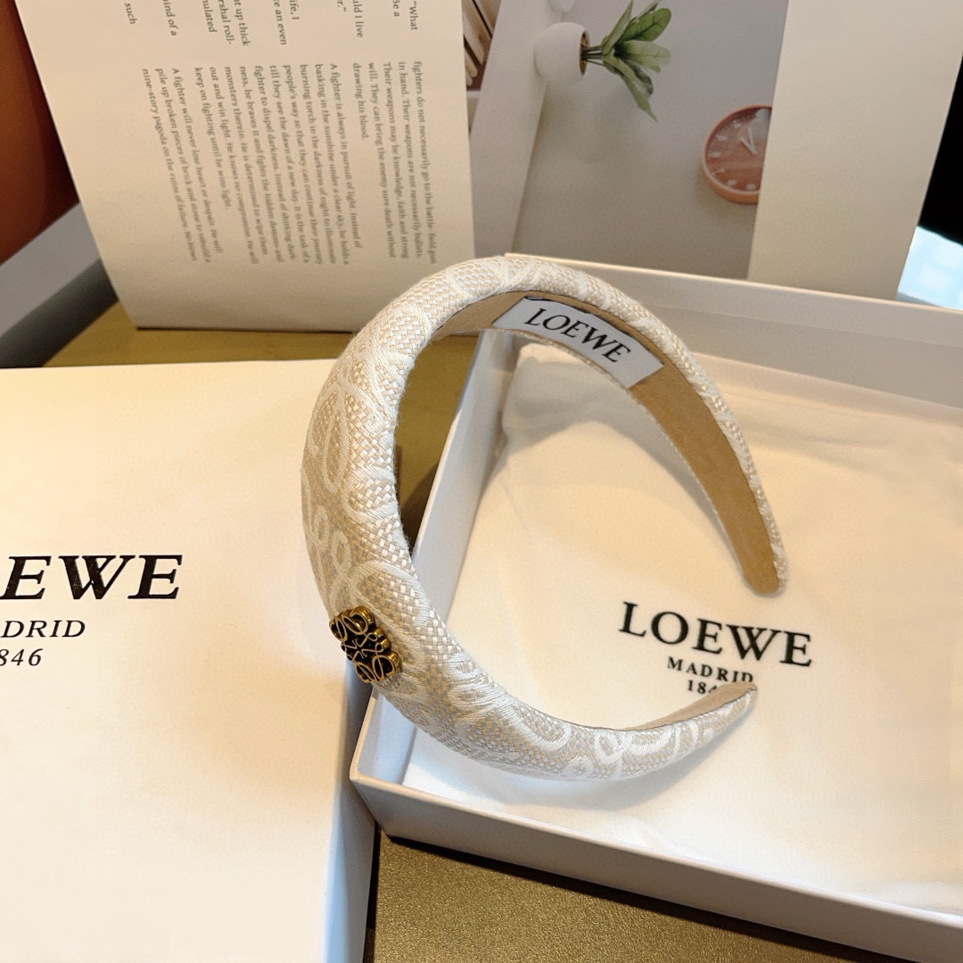 配包装
LOEWE（罗意威）火爆新款海绵发箍💕特供面料头箍、尖端网红最新款来袭 ！ 让你的魅力绽放 清新