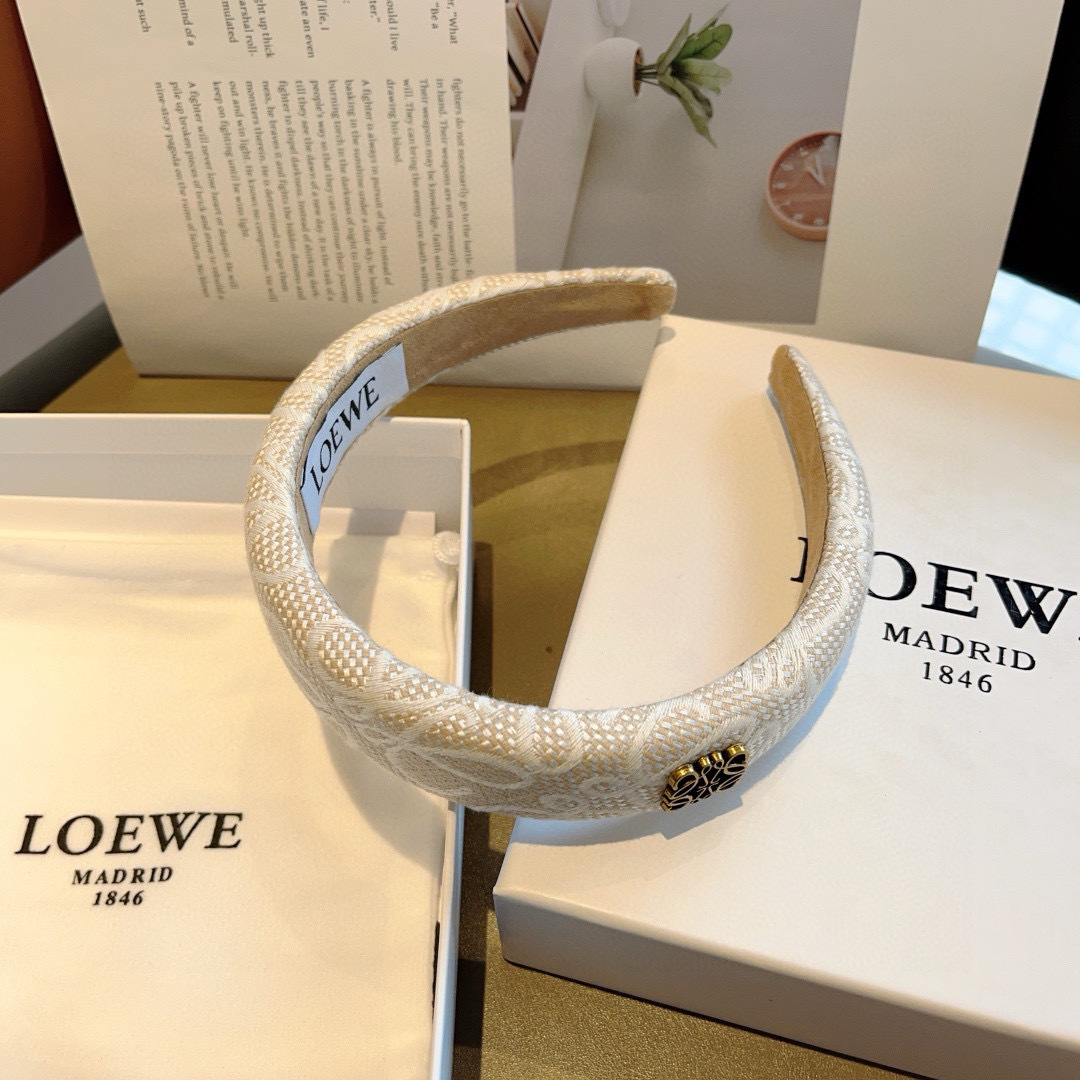 配包装
LOEWE（罗意威）火爆新款海绵发箍💕特供面料头箍、尖端网红最新款来袭 ！ 让你的魅力绽放 清新