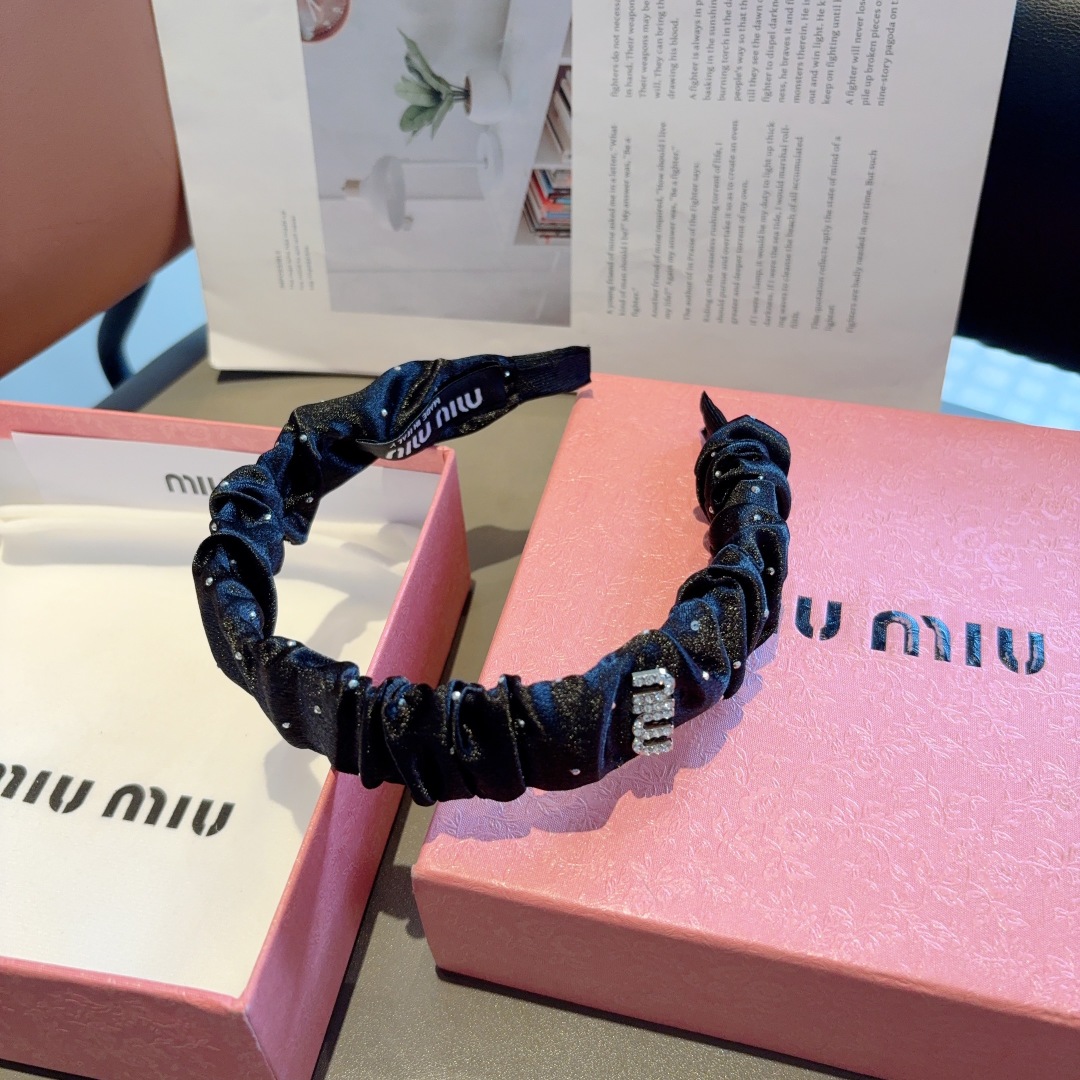 配包装
MIUMIU（缪缪）新款手工制作褶皱发箍，原单货，简约百搭，潮女必备品，超级的高大上！