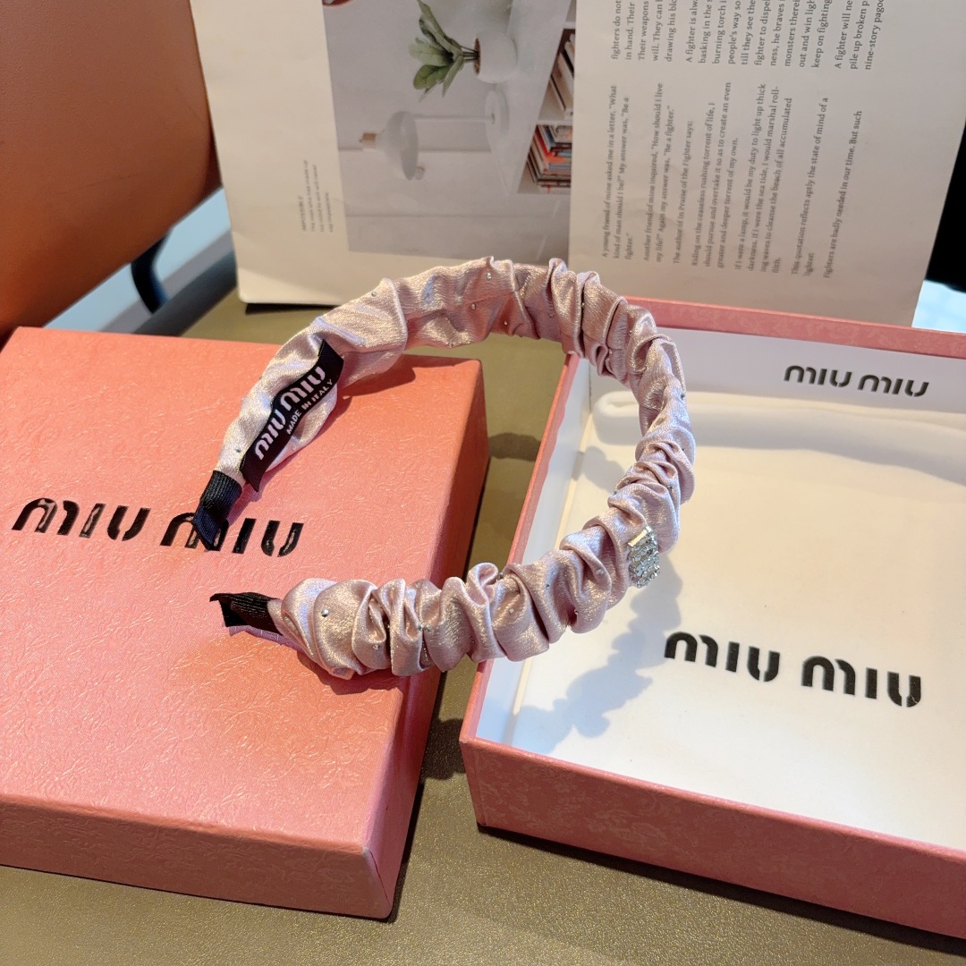 配包装
MIUMIU（缪缪）新款手工制作褶皱发箍，原单货，简约百搭，潮女必备品，超级的高大上！
