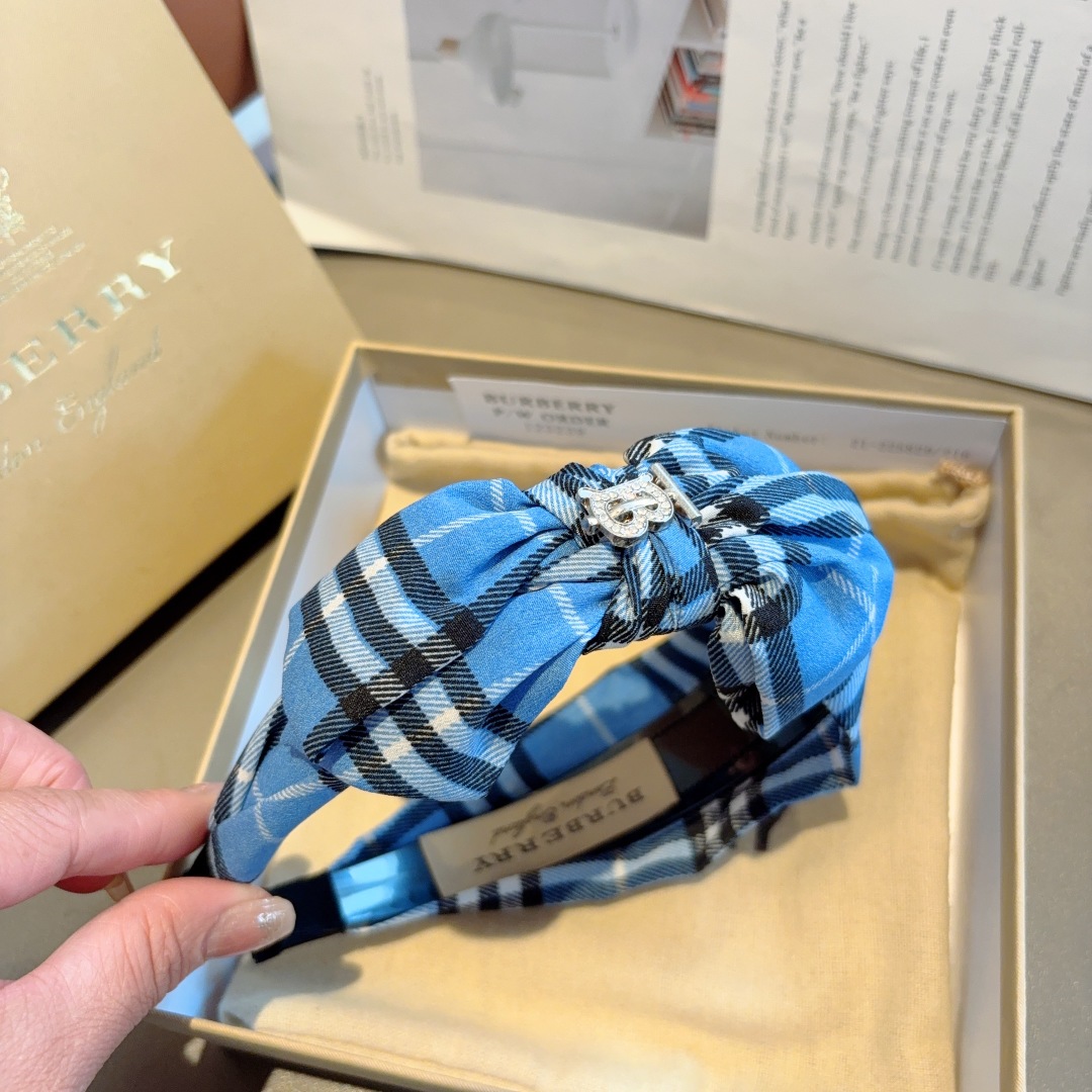 配包装
巴宝莉BURBERRY 新款蝴蝶结发箍，客供面料 🎀细节全部实拍！非常耐看又百搭、适合各种场合搭