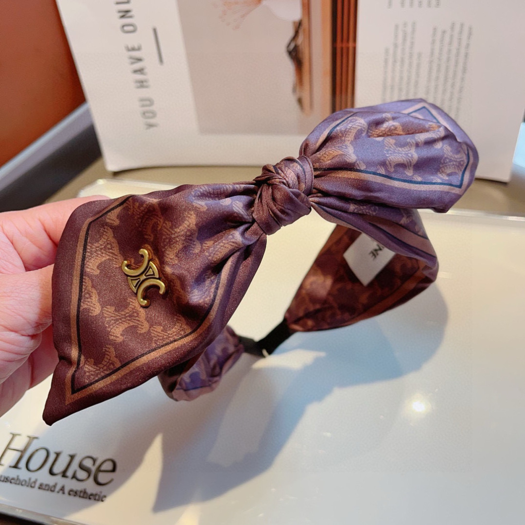 配包装
CELINE（赛琳）新款火爆宽版发箍，佩戴舒适无压力，外出韩版气质头箍、非常时尚百搭！女神必备！
