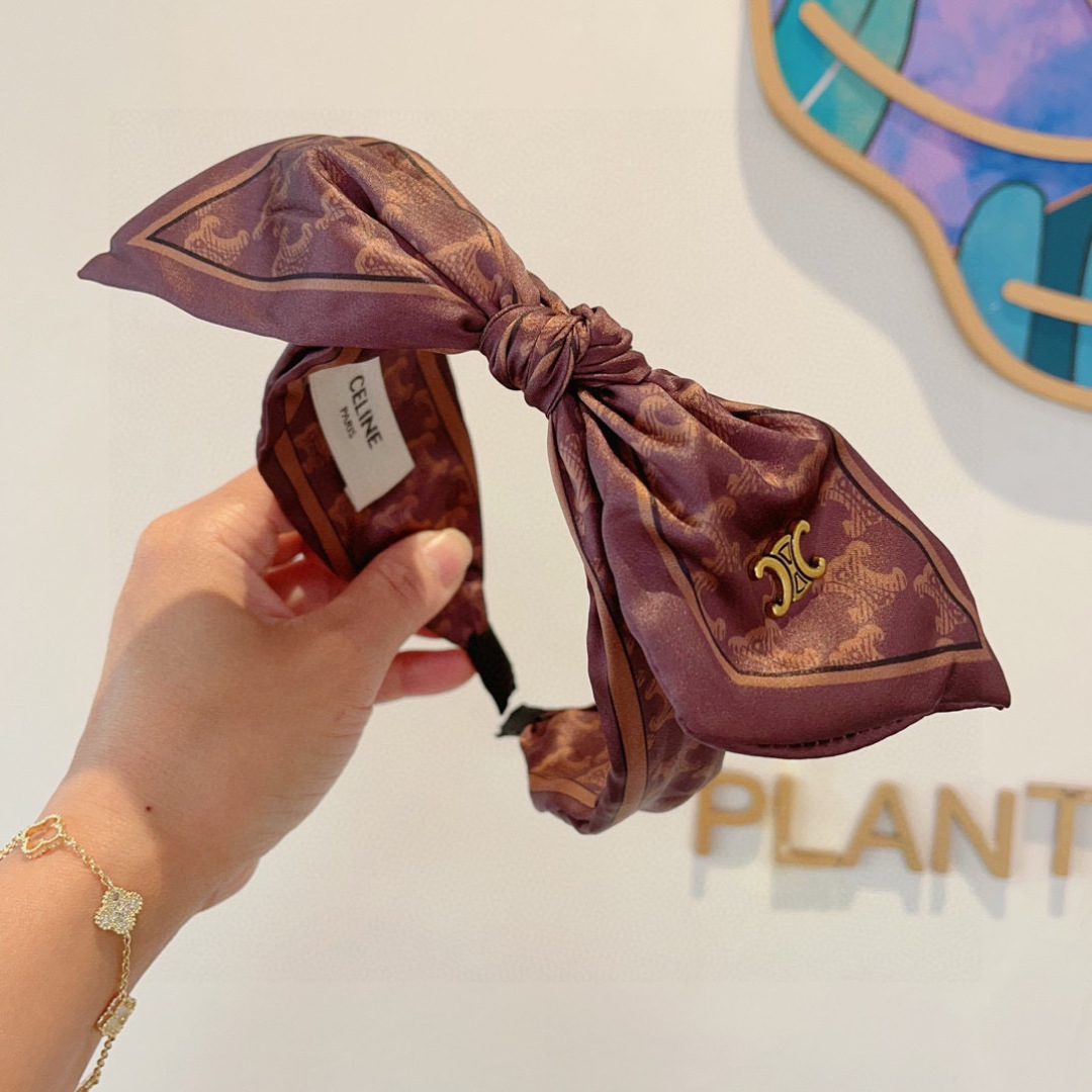 配包装
CELINE（赛琳）新款火爆宽版发箍，佩戴舒适无压力，外出韩版气质头箍、非常时尚百搭！女神必备！