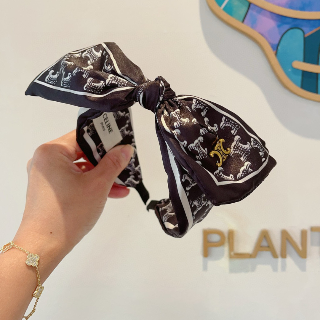 配包装
CELINE（赛琳）新款火爆宽版发箍，佩戴舒适无压力，外出韩版气质头箍、非常时尚百搭！女神必备！