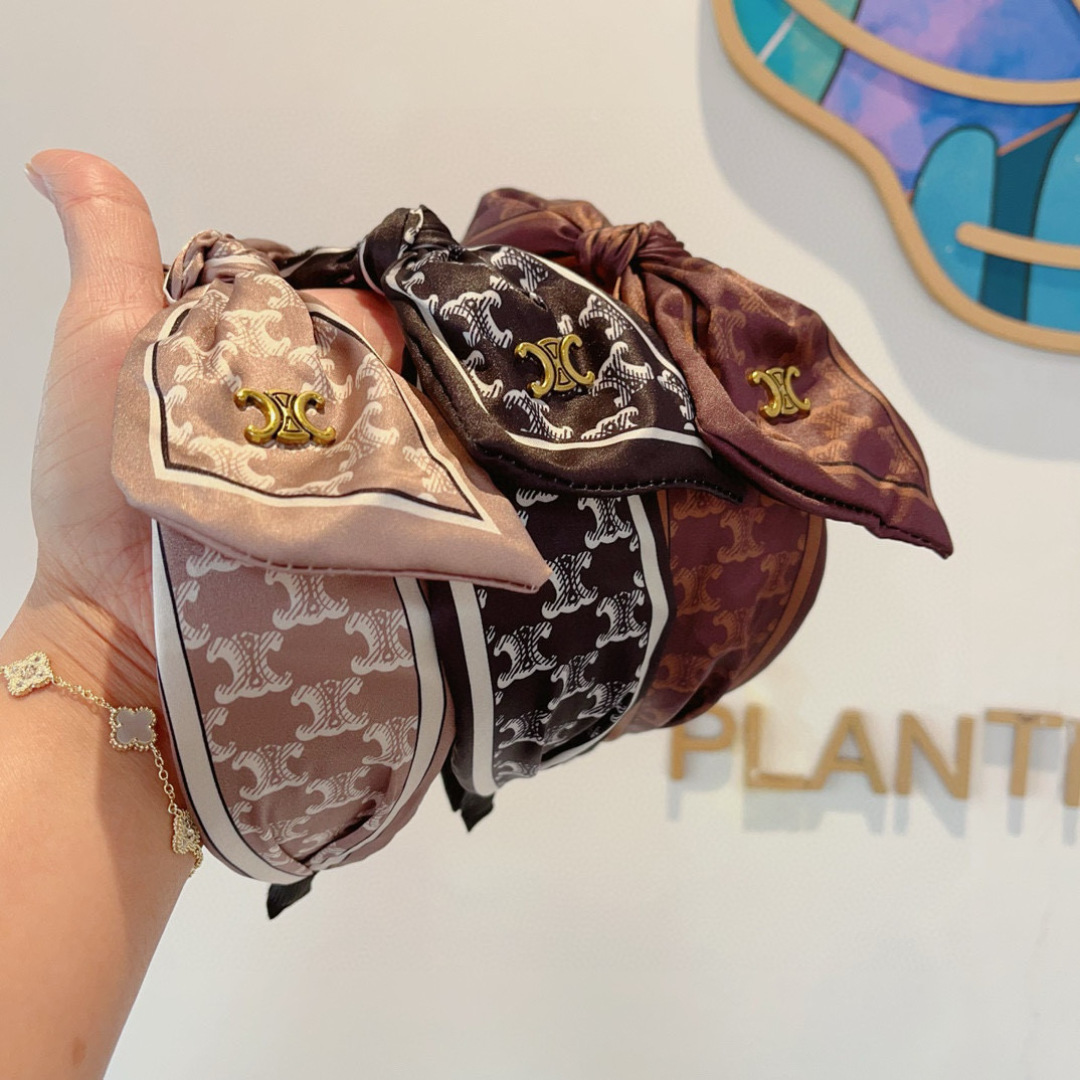 配包装
CELINE（赛琳）新款火爆宽版发箍，佩戴舒适无压力，外出韩版气质头箍、非常时尚百搭！女神必备！