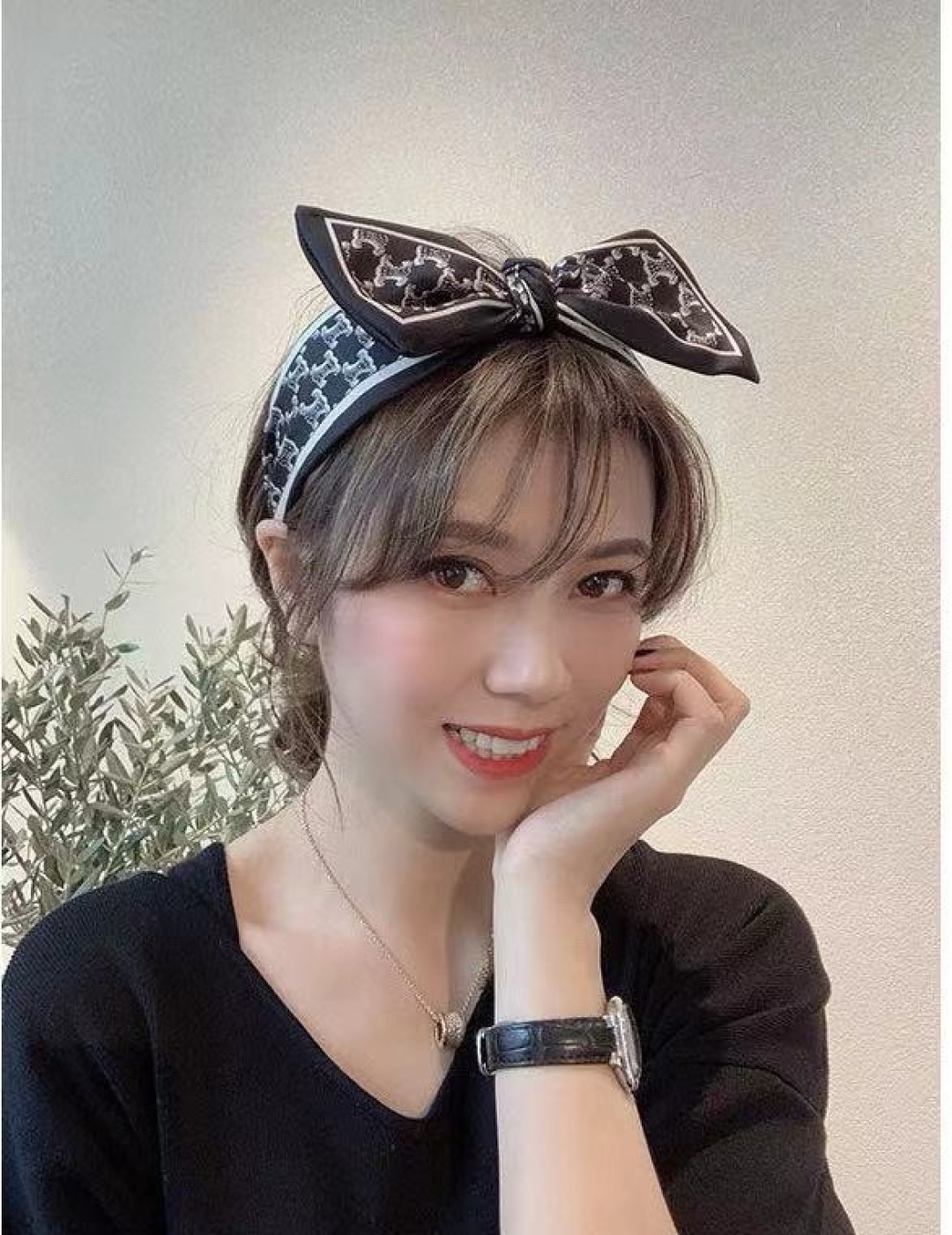 配包装
CELINE（赛琳）新款火爆宽版发箍，佩戴舒适无压力，外出韩版气质头箍、非常时尚百搭！女神必备！