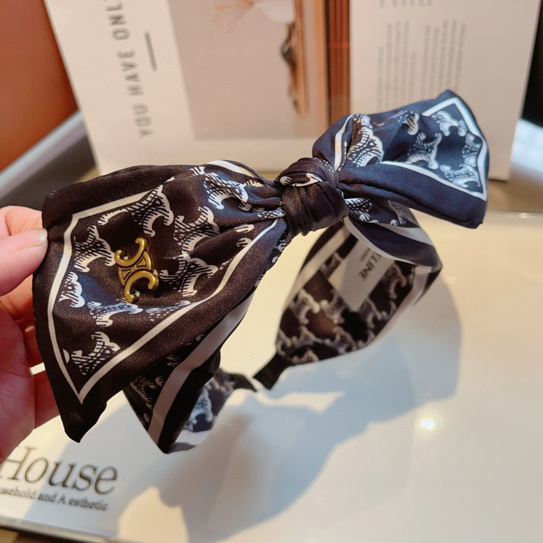 配包装
CELINE（赛琳）新款火爆宽版发箍，佩戴舒适无压力，外出韩版气质头箍、非常时尚百搭！女神必备！