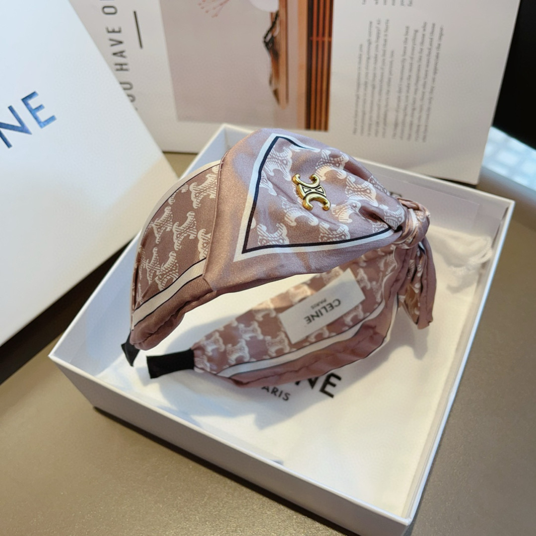配包装
CELINE（赛琳）新款火爆宽版发箍，佩戴舒适无压力，外出韩版气质头箍、非常时尚百搭！女神必备！