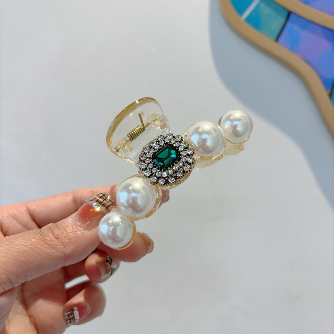 配包装
CHANEL （香奈儿） 欧美新款潮流抓夹，明星同款 女神必备单品，非常百搭，时尚发夹， 戴上它
