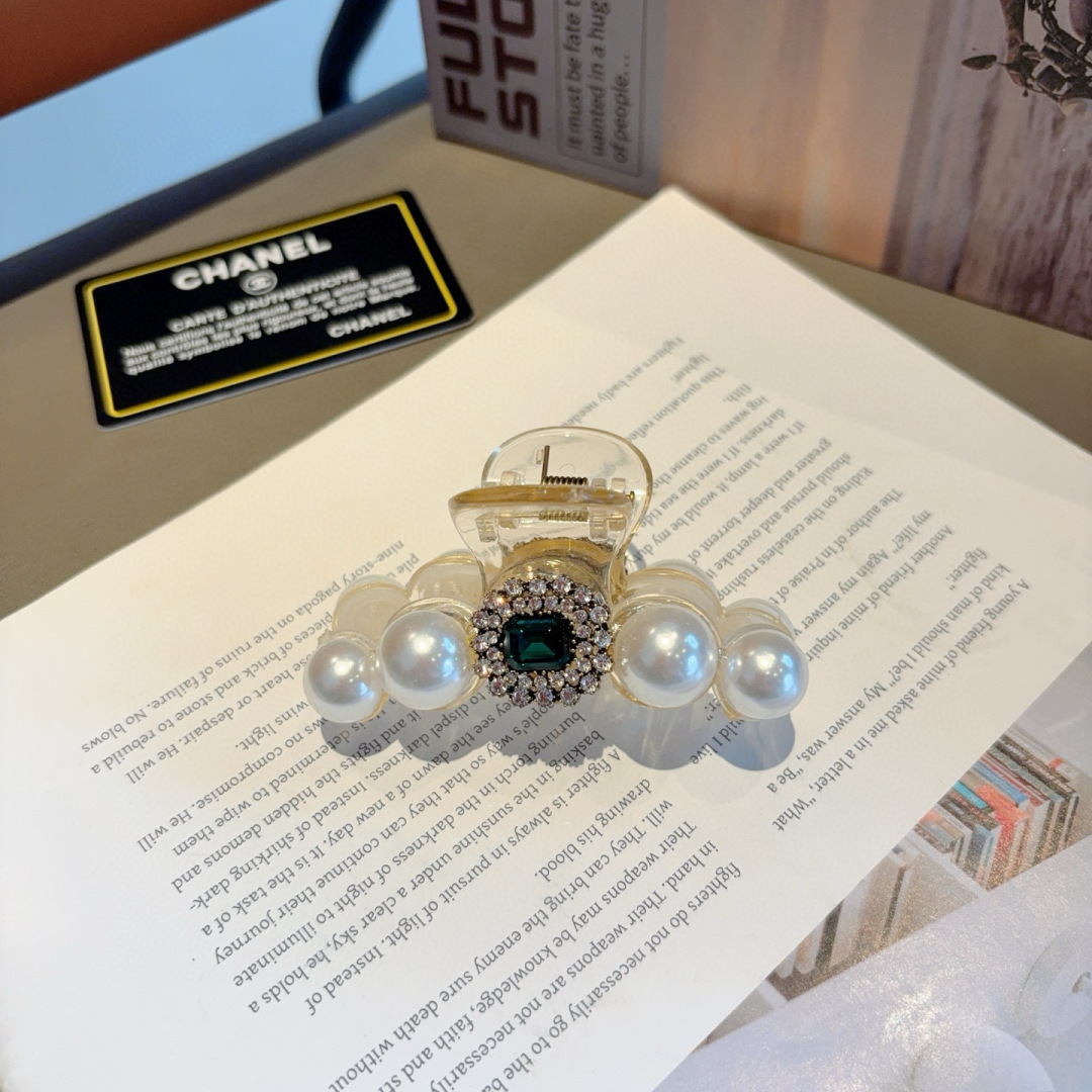 配包装
CHANEL （香奈儿） 欧美新款潮流抓夹，明星同款 女神必备单品，非常百搭，时尚发夹， 戴上它