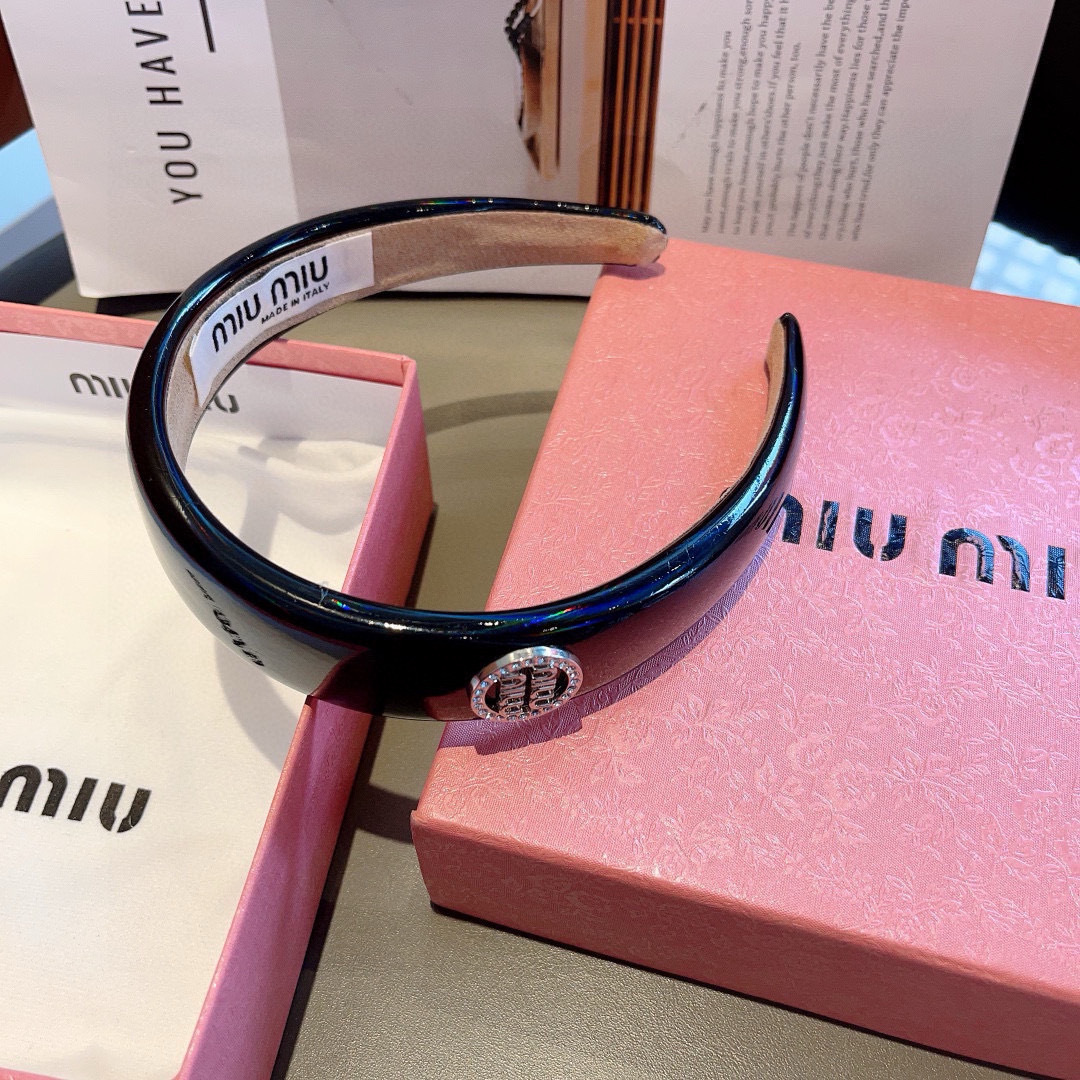 配包装
miumiu 缪缪  新款漆皮定制发箍，金属字母头箍！特制面料非常显质感、经典百搭少女风发饰