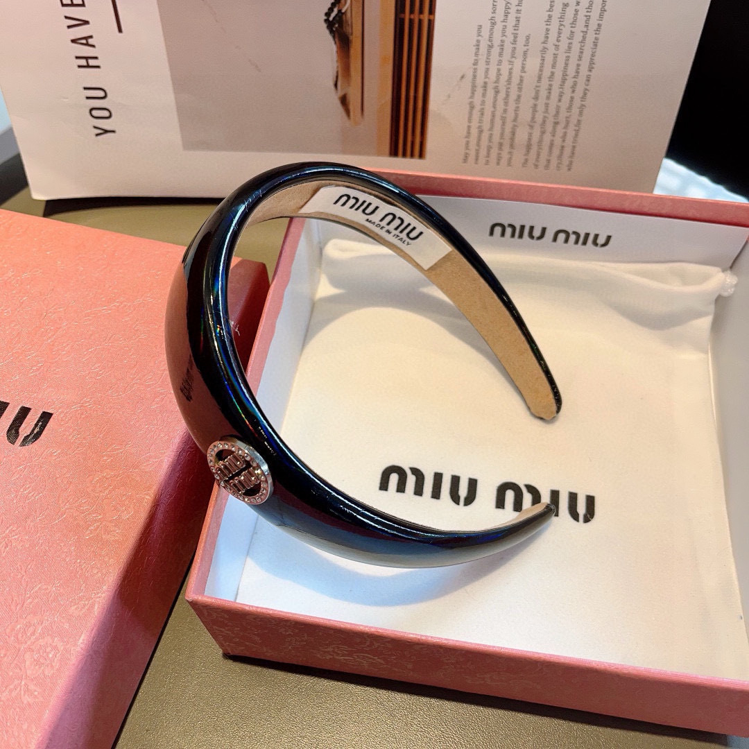 配包装
miumiu 缪缪  新款漆皮定制发箍，金属字母头箍！特制面料非常显质感、经典百搭少女风发饰