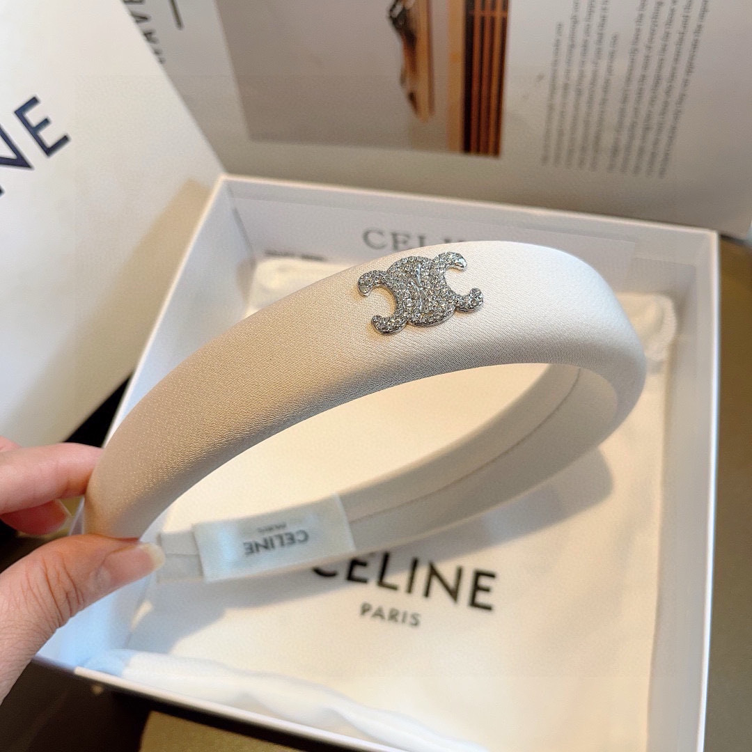 配包装
CELINE（赛琳）网红爆款，佩戴舒适无压力，造型搭配必备！非常时尚百搭！女神必备！名媛范儿。