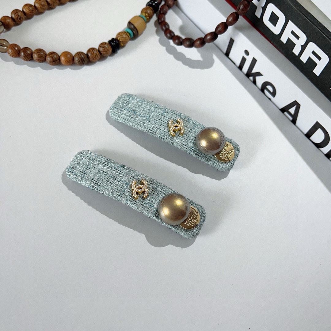 配包装（一对）
CHANEL（香奈儿） 新款小香风珍珠BB夹、经典字母logo边夹刘海夹发饰， 高级感日