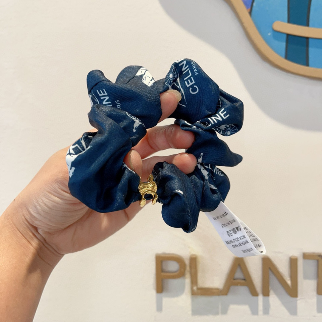 配包装
CELINE（赛琳）凯旋门网红爆款发圈，精致肠圈皮筋，佩戴舒适无压力，造型搭配必备！非常时尚百搭